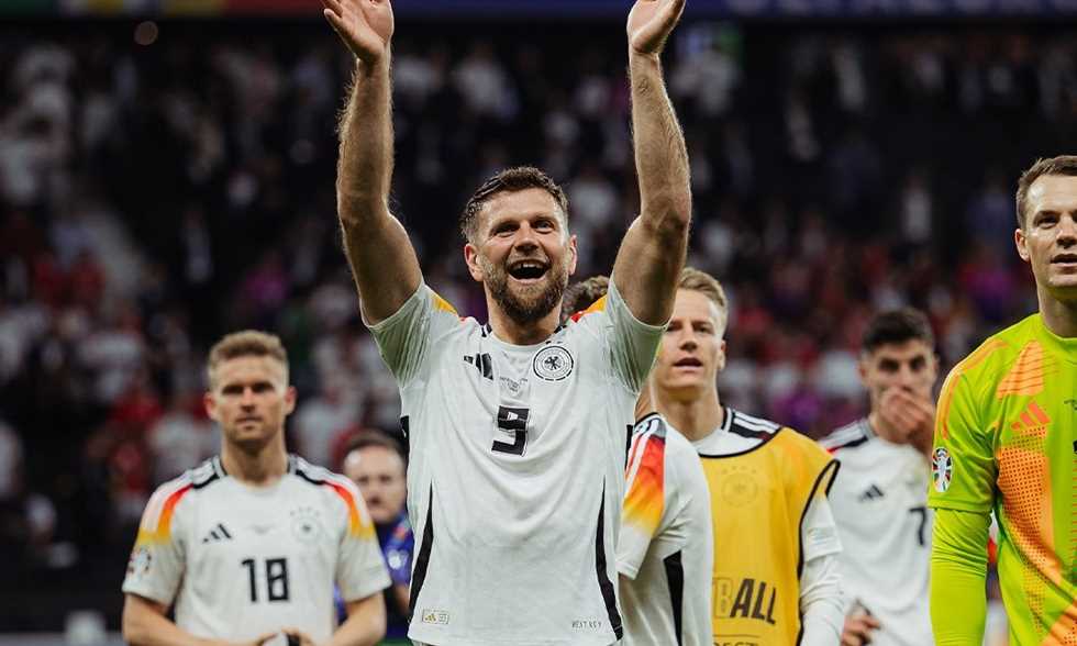 تقرير: ميلان يدرس إعادة لاعبه إلى فينورد لتسهيل ضم فولكروج في يناير