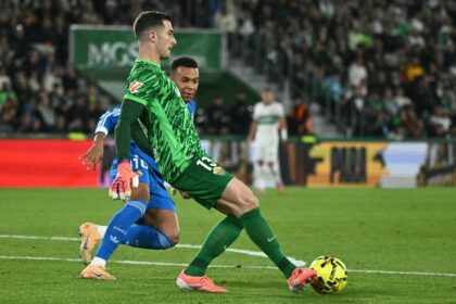 جافي يهنئ إيناكي بينيا بعد تألقه اللافت أمام ريال مدريد