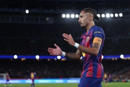 تجاهل مستمر: فيفا يستبعد رافينيا من التشكيل المثالي رغم موسم تاريخي مع برشلونة