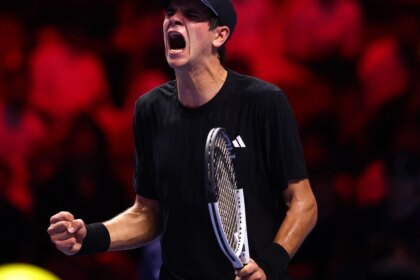 TOPSHOT-FBL-WC-2022-MATCH64-ARG-FRA-TROPHY