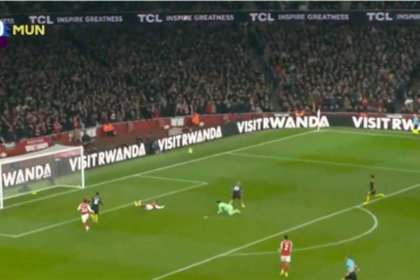 هدف مانشستر يونايتد الأول ضد أرسنال - مبومو (الدوري الإنجليزي)