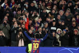 جمهور برشلونة يحتفل بسقوط ريال مدريد المدوي أمام مورينيو