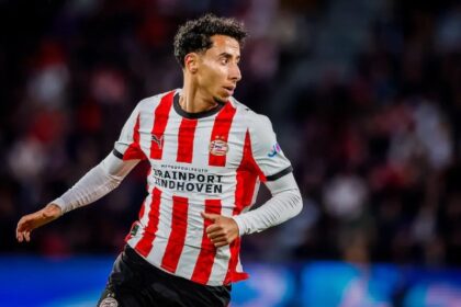 نجم مغربي خارج حسابات آيندهوفن مؤقتًا بسبب الإصابة