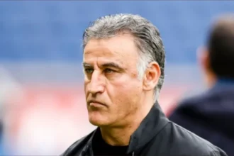 مدرب فرنسي ينفجر بعد الخسارة الصادمة للأهلي ويهدد لاعبيه