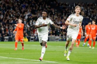 ريال مدريد يكتسح ريال سوسيداد وينفرد مؤقتا بالصدارة (فيديو)