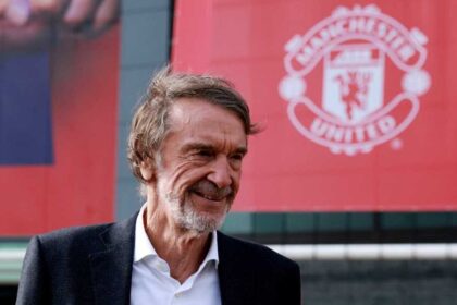 مالك مانشستر يونايتد يهاجم المهاجرين في إنجلترا.. ورد من رئيس الوزراء