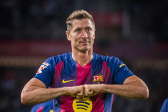 تقرير: برشلونة يدرس تجديد عقد ليفاندوفسكي لموسم إضافي