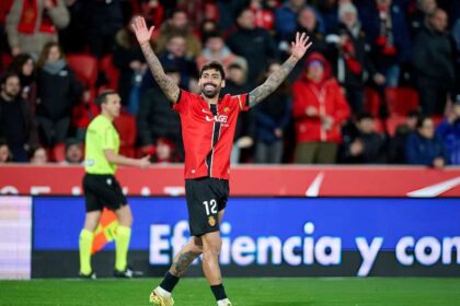 مايوركا يضرب إشبيلية برباعية ويقربه من مراكز الهبوط