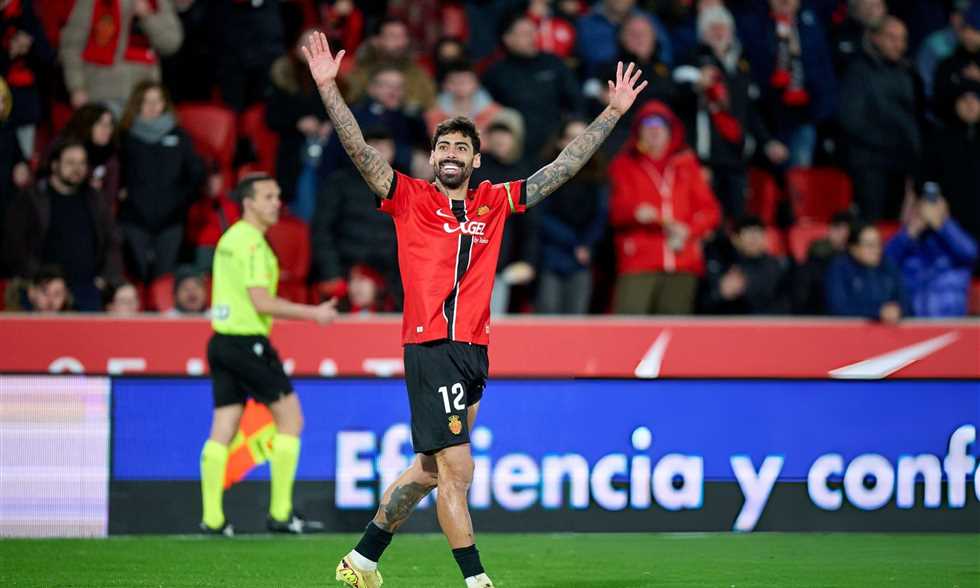 مايوركا يضرب إشبيلية برباعية ويقربه من مراكز الهبوط