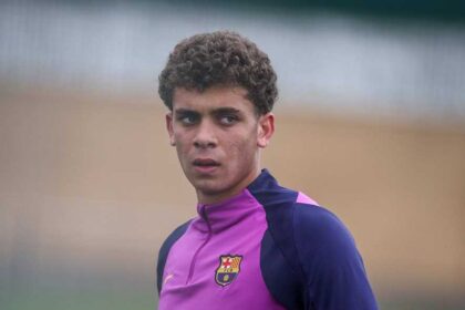 برشلونة يطالب اتحاد الكرة بعودة حمزة عبد الكريم لإنهاء أوراقه الرسمية