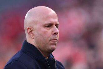 تقرير: سلوت يدخل مرحلة الخطر بشأن مستقبله مع ليفربول