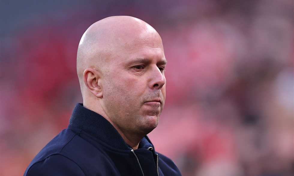 تقرير: سلوت يدخل مرحلة الخطر بشأن مستقبله مع ليفربول