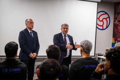 لابورتا يودع لاعبي برشلونة.. 