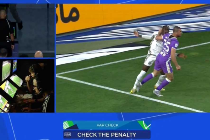 طرد رامي ربيعة واحتساب ركلة جزاء ضده