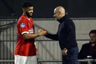 مدرب آيندهوفن في مرمى الانتقادات بسبب إسماعيل صيباري