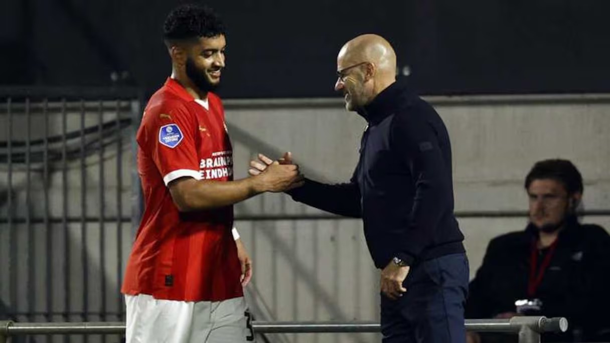 مدرب آيندهوفن في مرمى الانتقادات بسبب إسماعيل صيباري