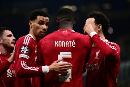 سلوت يشيد بكوناتي: عاد مبكرًا بعد وفاة والده لمساعدة ليفربول في أزمته