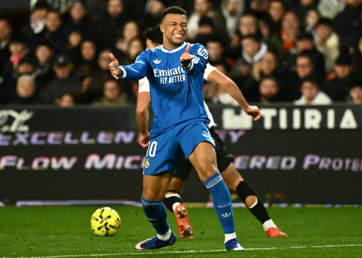 إنهم مهرجون: كاميرات تكشف مشادة مبابي مع الحكم الرابع في مباراة ريال مدريد