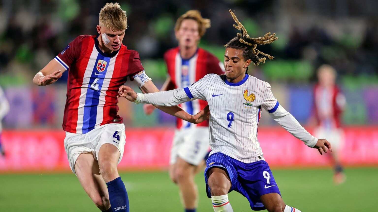 الأخدود crest