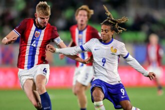 الأخدود crest