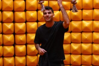 زيزو يتعرض للإصابة خلال ظهوره في برنامج “رامز ليفل الوحش” (صورة)