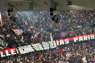 جماهير باريس سان جيرمان تفاجئ حكيمي برسالة دعم خلال مواجهة موناكو