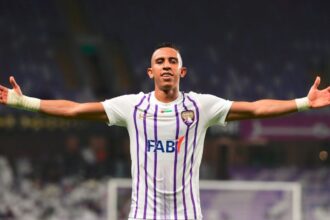 رحيمي يسجل “هاتريك” ويقود العين لفوز مثير أمام خورفكان في الدوري الإماراتي (فيديو)