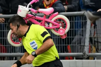 غرائب الكرة.. مشجع يلقي دراجة كهربائية على الحكم ويرسله إلى المستشفى (فيديو)