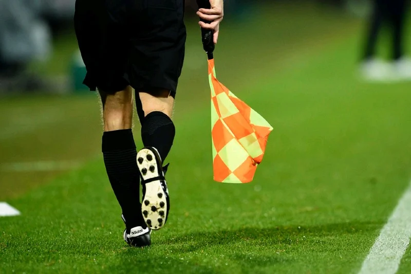 شطب حكمين ومعاقبة نادي بالإيقاف لسنة