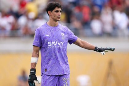 إصابة ياسين بونو تثير قلق جماهير الهلال السعودي