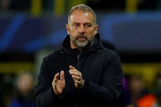 فليك يوجه تحذيرا إلى لاعبي برشلونة بعد الأزمة الأخيرة