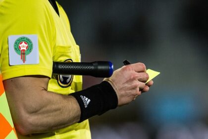 غرائب الأقسام الشرفية بالمغرب.. مسير فريق يسرق ورقة التحكيم ويهرب من الملعب