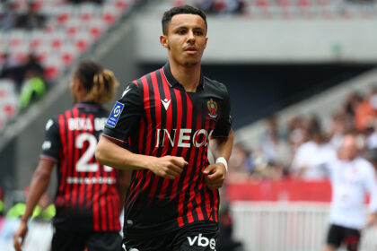 سفيان ديوب يواصل تألقه ويساهم في قيادة نيس للتأهل في كأس فرنسا