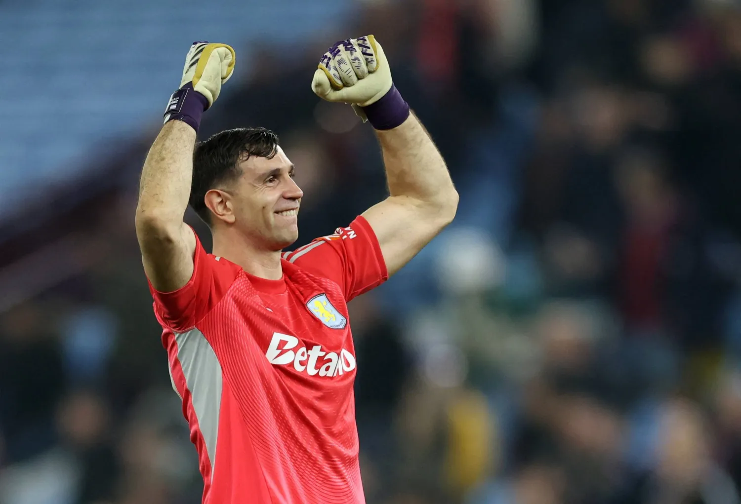 أستون فيلا يتألق ويبلغ ربع نهائي اليوروبا ليغ