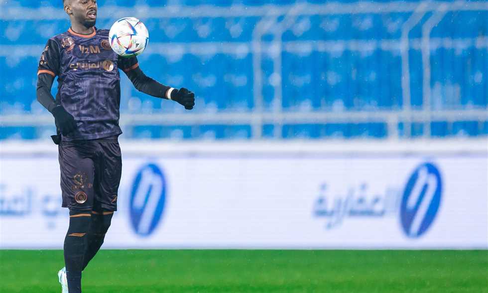 شكوك حول مشاركة مدافع الهلال أمام أهلي جدة