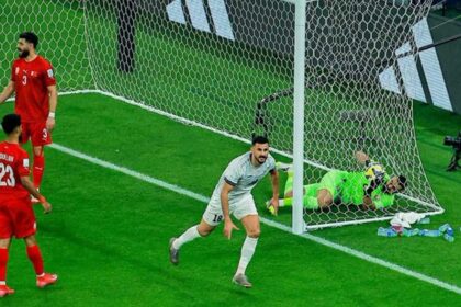 أيمن حسين على رأس قائمة العراق لمباراة الملحق العالمي