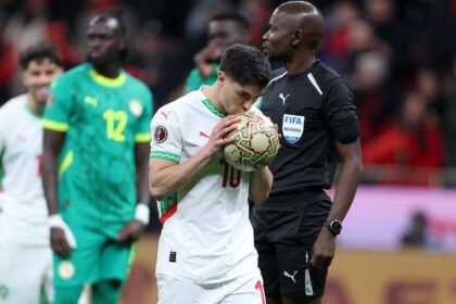 رومان سايس: وضعت يدي على رأسي عندما اختار دياز التسديد على طريقة بانينكا