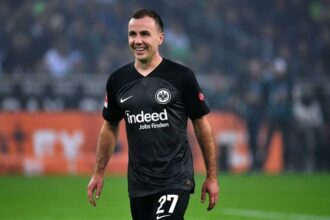 سكاي ألمانيا: جوتزه يتفق مع فرانكفورت على البقاء حتى 2027