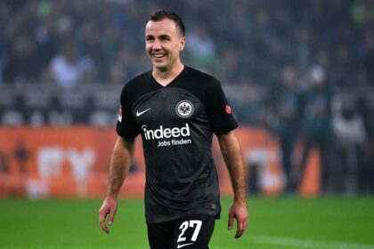 سكاي ألمانيا: جوتزه يتفق مع فرانكفورت على البقاء حتى 2027