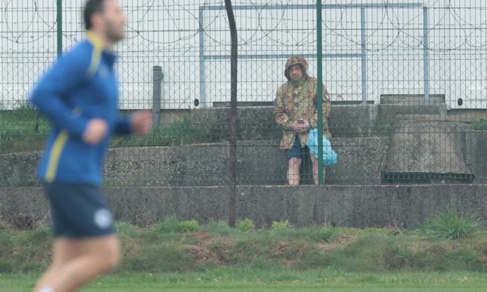 دراما كروية: منتخب إيطاليا يتجسس على تدريبات البوسنة بواسطة أحد الجنود