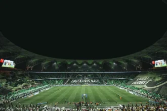 تيفو مذهل لجماهير الأهلي يوجه رسالة مثيرة