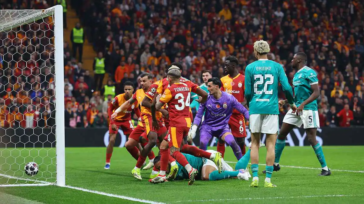 الحكم مارك كلاتنبيرغ يحسم الجدل حول هدف ليفربول الملغى أمام غلطة سراي