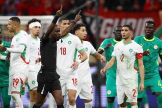 بعض جماهير منتخب “الزئبق الأحمر” تُخرج غلَّها بسبب قرار الكاف