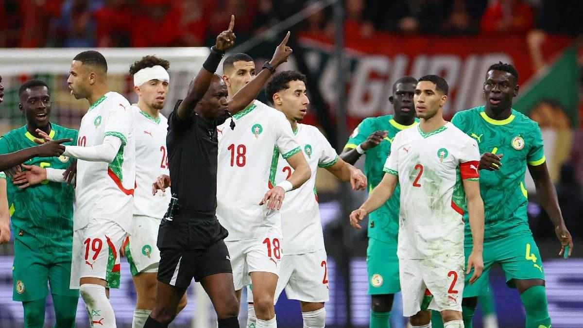 بعض جماهير منتخب “الزئبق الأحمر” تُخرج غلَّها بسبب قرار الكاف