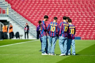 لاعبو برشلونة يفاجئون الجماهير بقميص رونالدينيو خلال مواجهة رايو فاييكانو (فيديو)