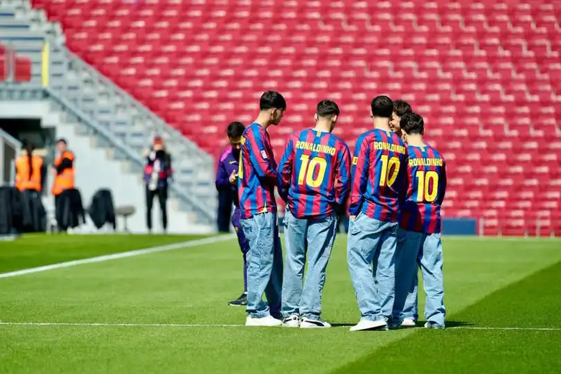 لاعبو برشلونة يفاجئون الجماهير بقميص رونالدينيو خلال مواجهة رايو فاييكانو (فيديو)