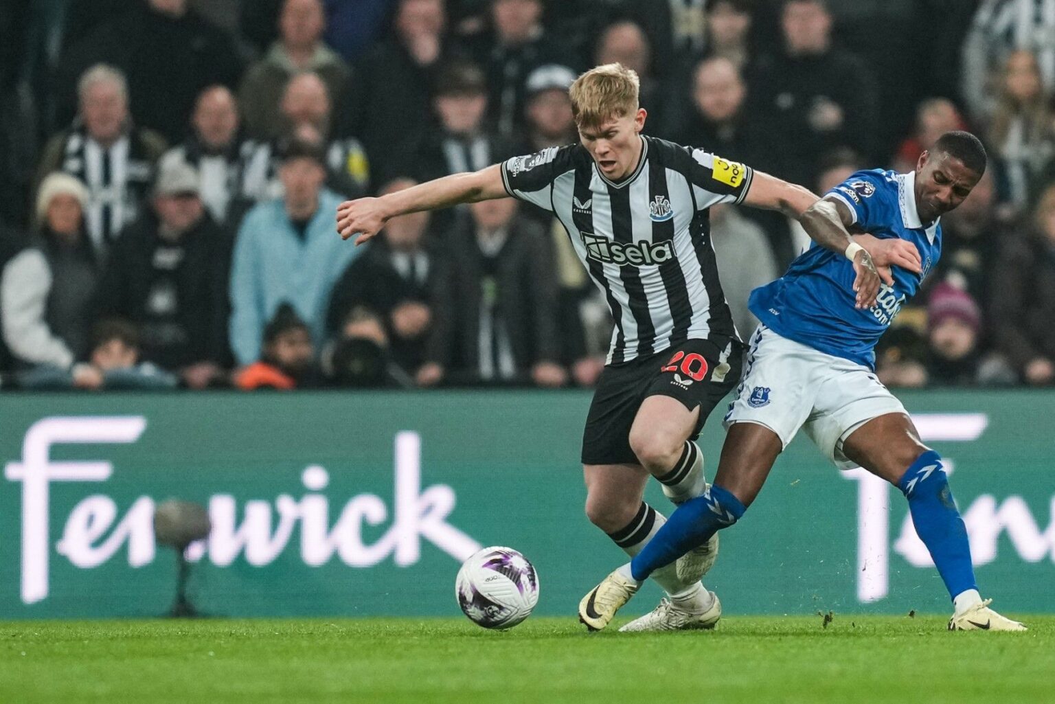 نجم نيوكاسل الشاب يلفت أنظار برشلونة في دوري الأبطال