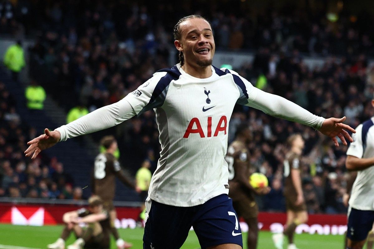 برشلونة يدرس إعادة نجمه السابق تشافي سيمونز في الصيف