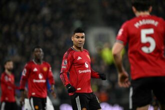 أسطورة مانشستر يونايتد يدعو النادي للإبقاء على كاسيميرو