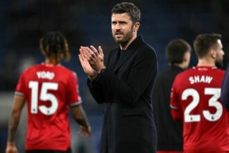 كاريك يدرس تغييرات حاسمة في تشكيلة مانشستر يونايتد قبل مواجهة أستون فيلا